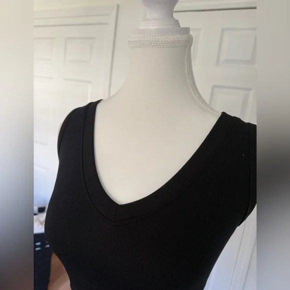 Black Ribbed V-Neck Cropped Tank Top Size S Basic Fitted Stretch - Picture 2 of 4